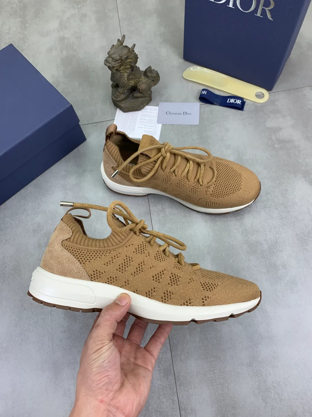 Men's men's shoes P400 new Dior Tech sneakers 2026 early spring series new products, with fashionable details, highlighting retro aesthetics. The fly-knit upper is spliced ​​with the sides of apricot transparent mesh fabric, and the leading edge of the upper window is laminated with high-frequency flat ironing and counter-pressure. The original craftsmanship is beautiful, comfortable and does not fall off. The interior is made of tonal sheep lining, which is soft and comfortable. The heel and tongue are embellished with the Paris logo. The textured TPU soles with the same tonal logo add to the high-end style.  Code number: 38-45 (46 customized)
